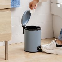 TATAY Kosmetikeimer mit Edelstahlpedal, 3L Kapazität, herausnehmbarer Innenraum, Soft-Lock-Verschluss, BPA-frei, Farbe Blau. Maße: 17,5 x 22,5 x 25 cm.