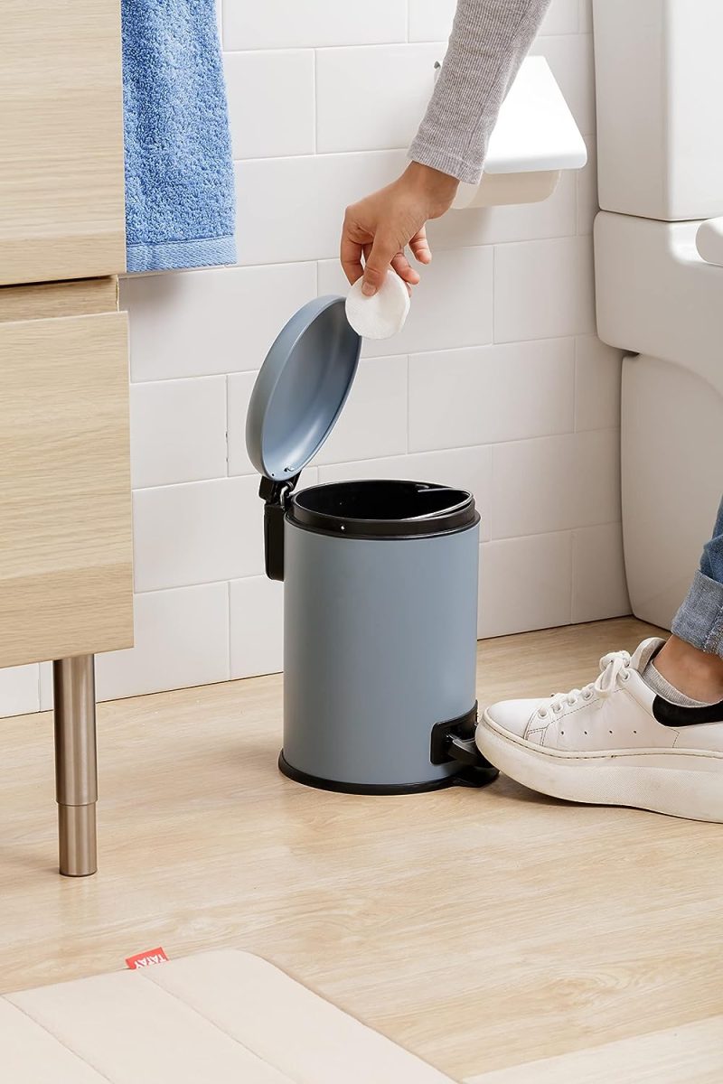 TATAY Kosmetikeimer mit Edelstahlpedal, 3L Kapazität, herausnehmbarer Innenraum, Soft-Lock-Verschluss, BPA-frei, Farbe Blau. Maße: 17,5 x 22,5 x 25 cm.