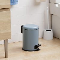 TATAY Kosmetikeimer mit Edelstahlpedal, 3L Kapazität, herausnehmbarer Innenraum, Soft-Lock-Verschluss, BPA-frei, Farbe Blau. Maße: 17,5 x 22,5 x 25 cm.