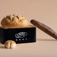 Theo&Cleo Brotkästen mit Deckel, Deckel aus Ökologisches Bambus, Kann als Schneidebrett, Geräumiger Retro Brotkasten aus Metall, Brot Lange Aufbewahren und Frisch Halten 30cm * 18cm * 14cm Schwarz