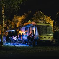 KabelDirekt – DVB-T2 HD/DVB-T Antenne (geeignet für hohen digitalen Empfang mit stabilem Magnetfuß und 3m Kabel für alle DVB-T2/DVB-T Empfangsgeräte – Massive Ausführung)