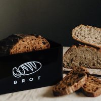 Theo&Cleo Brotkästen mit Deckel, Deckel aus Ökologisches Bambus, Kann als Schneidebrett, Geräumiger Retro Brotkasten aus Metall, Brot Lange Aufbewahren und Frisch Halten 30cm * 18cm * 14cm Schwarz